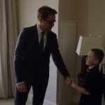 Tony Stark doa braço biônico do Homem de Ferro para um menino