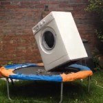E isso é o que acontece quando você coloca uma maquina de lavar em um trampolim